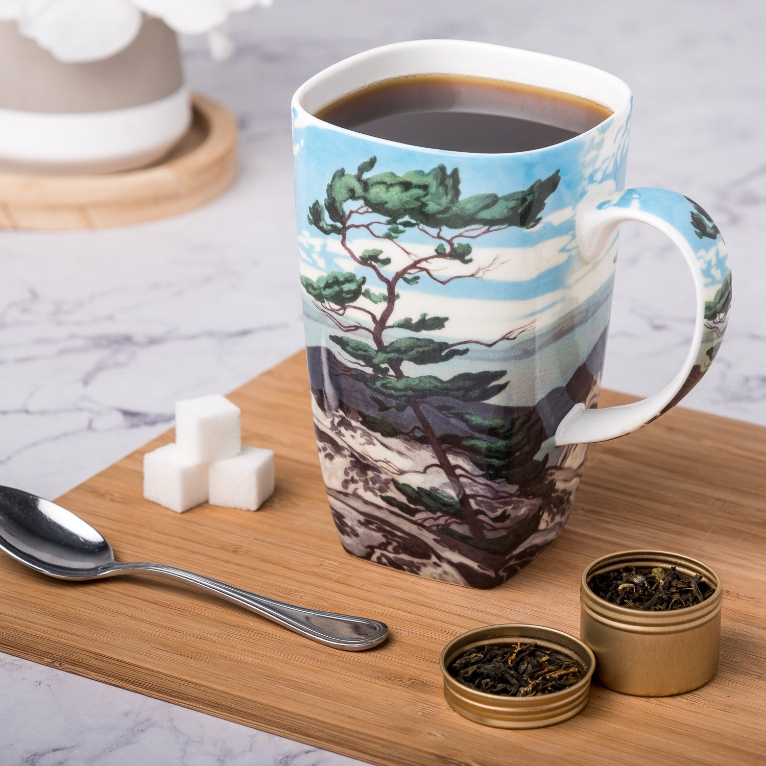 Casson White Pine Grande Mug on a wooden tray